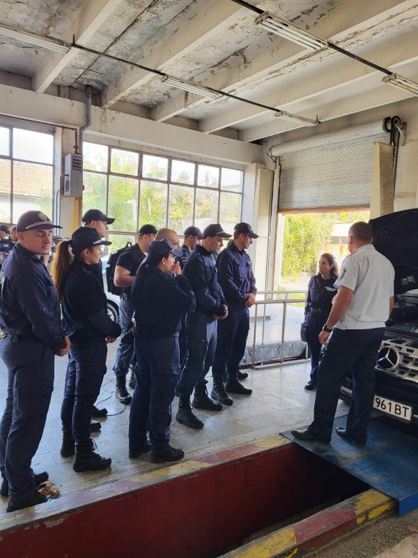 Стажанти от Полицейската школа черпят опит от Пътна полиция