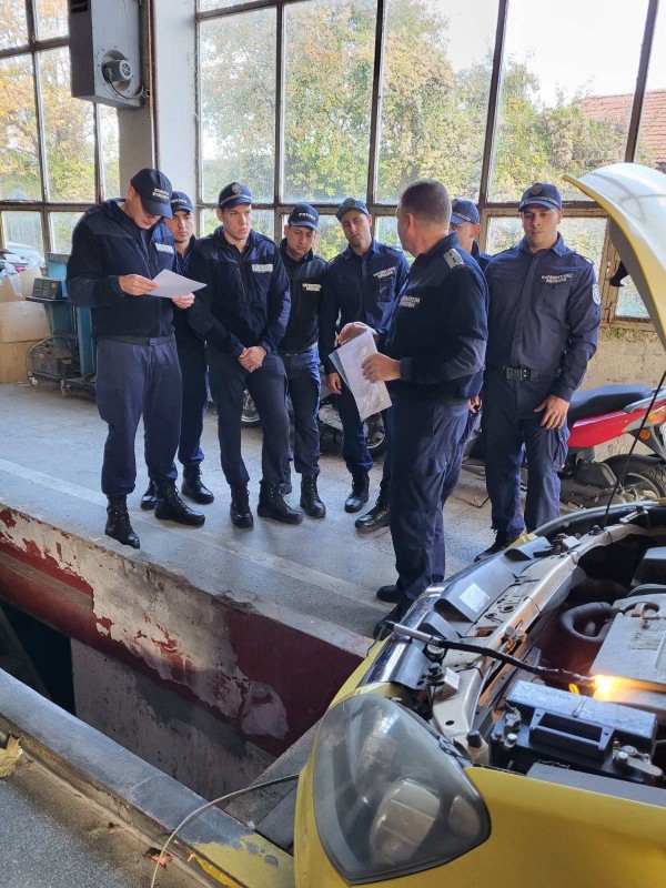 Стажанти от Полицейската школа черпят опит от Пътна полиция