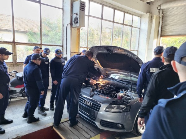Стажанти от Полицейската школа черпят опит от Пътна полиция