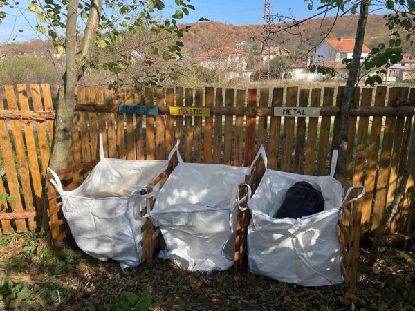 Доброволците от “Взаимопомощ“ отпразнуваха рождения ден на организацията като засадиха 18 дръвчета