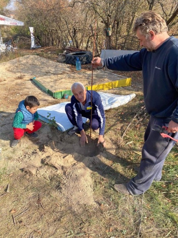 Доброволците от “Взаимопомощ“ отпразнуваха рождения ден на организацията като засадиха 18 дръвчета