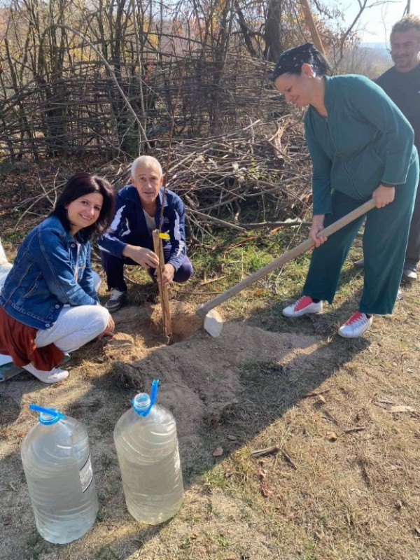Доброволците от “Взаимопомощ“ отпразнуваха рождения ден на организацията като засадиха 18 дръвчета