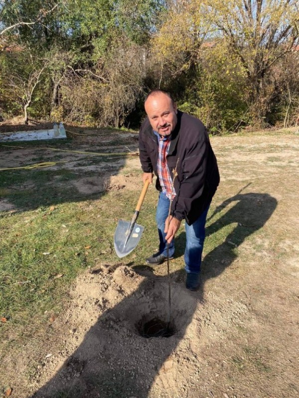Доброволците от “Взаимопомощ“ отпразнуваха рождения ден на организацията като засадиха 18 дръвчета