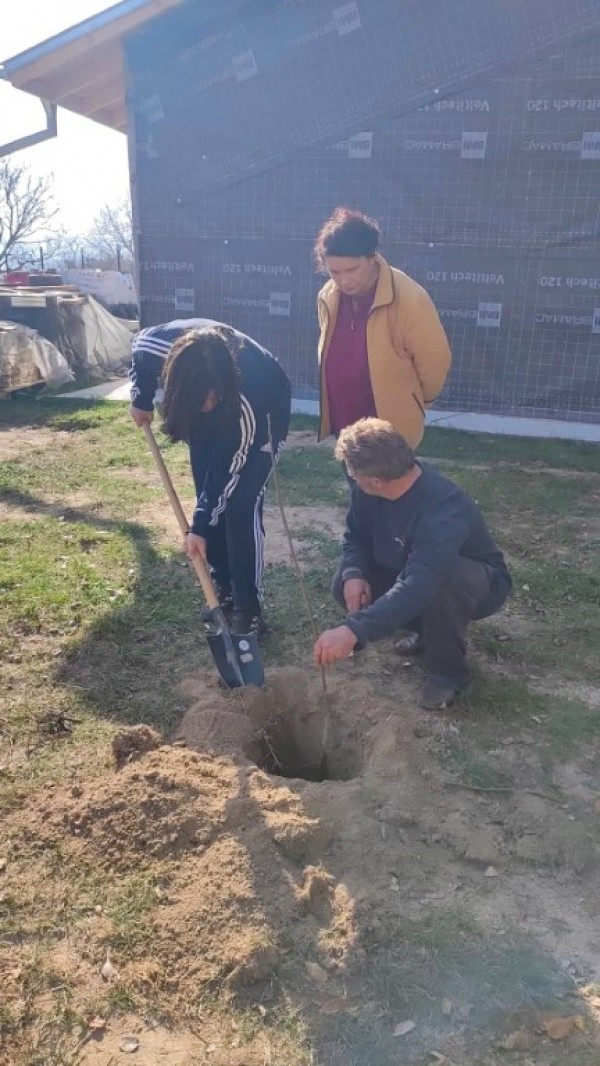 Доброволците от “Взаимопомощ“ отпразнуваха рождения ден на организацията като засадиха 18 дръвчета