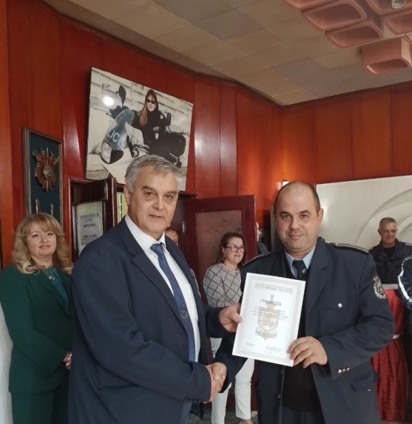 Отличиха 43-ма полицаи по случай професионалния празник на българската Полиция