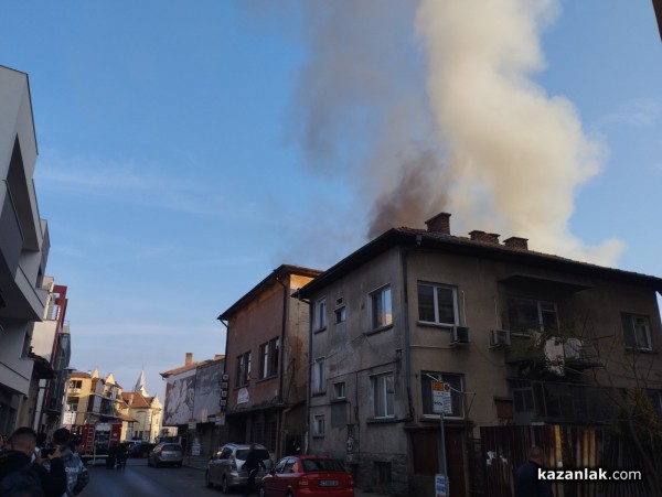 Пожарът в кино България е овладян. Горя покривът и кино залата