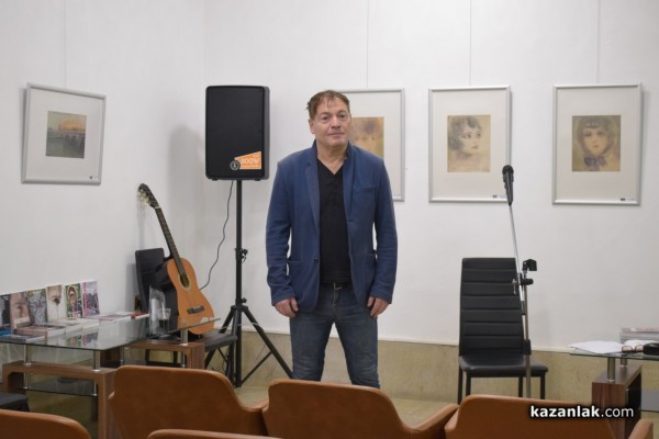 Старозагорският поет Йордан Пеев гостува в Казанлък с новата си стихосбирка „Рими на зарчета“ / Новини от Казанлък