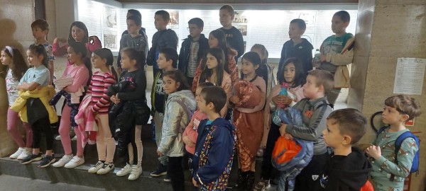 Второкласници обединиха физическо, родинознание и час на класа с посещение в Тракийската гробница