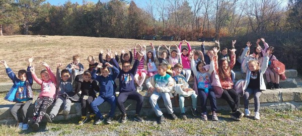 Второкласници обединиха физическо, родинознание и час на класа с посещение в Тракийската гробница