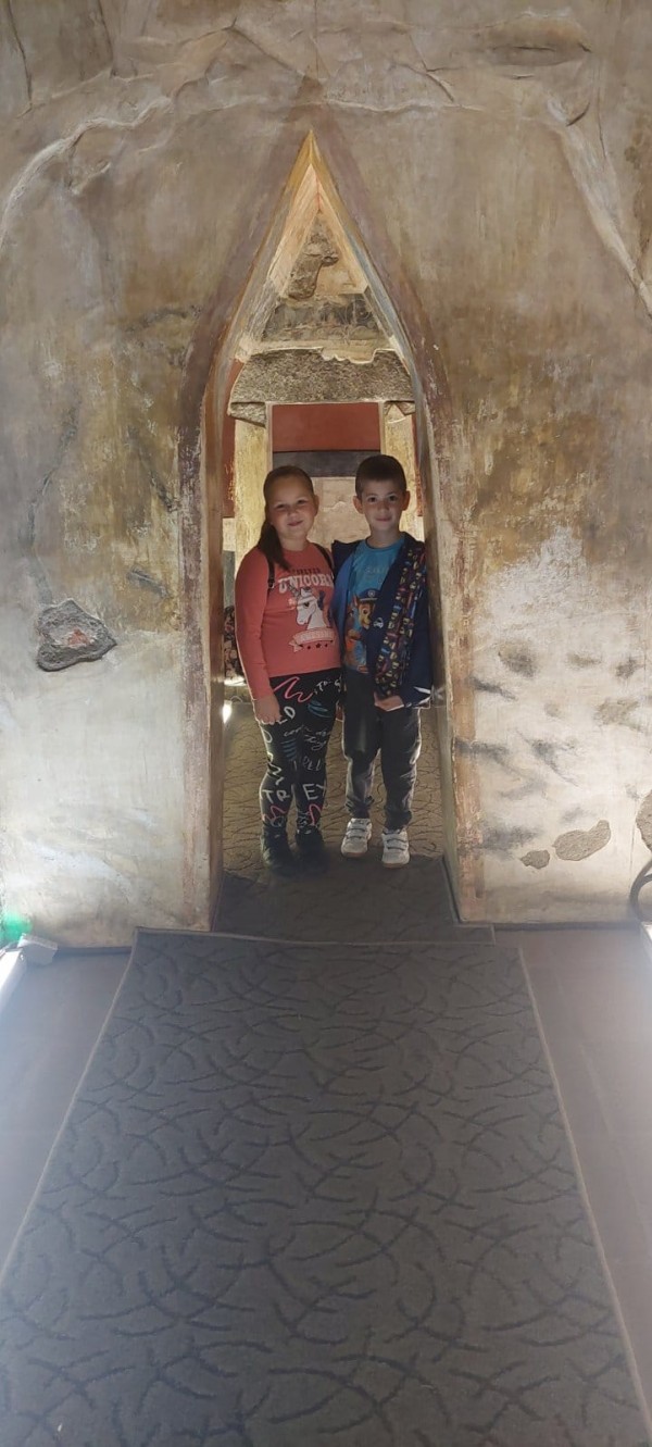 Второкласници обединиха физическо, родинознание и час на класа с посещение в Тракийската гробница