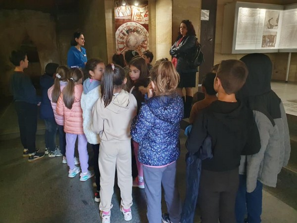 Второкласници обединиха физическо, родинознание и час на класа с посещение в Тракийската гробница