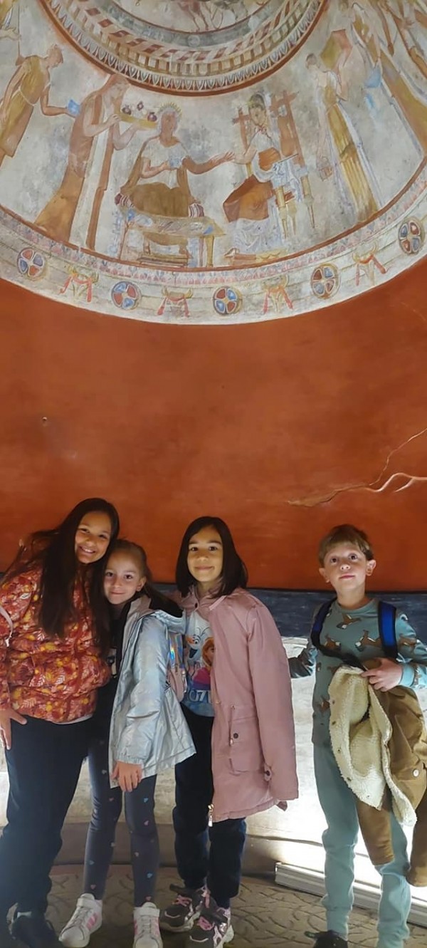 Второкласници обединиха физическо, родинознание и час на класа с посещение в Тракийската гробница