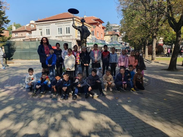 Второкласници обединиха физическо, родинознание и час на класа с посещение в Тракийската гробница