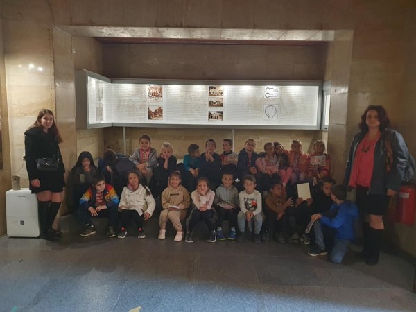 Второкласници обединиха физическо, родинознание и час на класа с посещение в Тракийската гробница