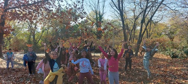 Второкласници обединиха физическо, родинознание и час на класа с посещение в Тракийската гробница