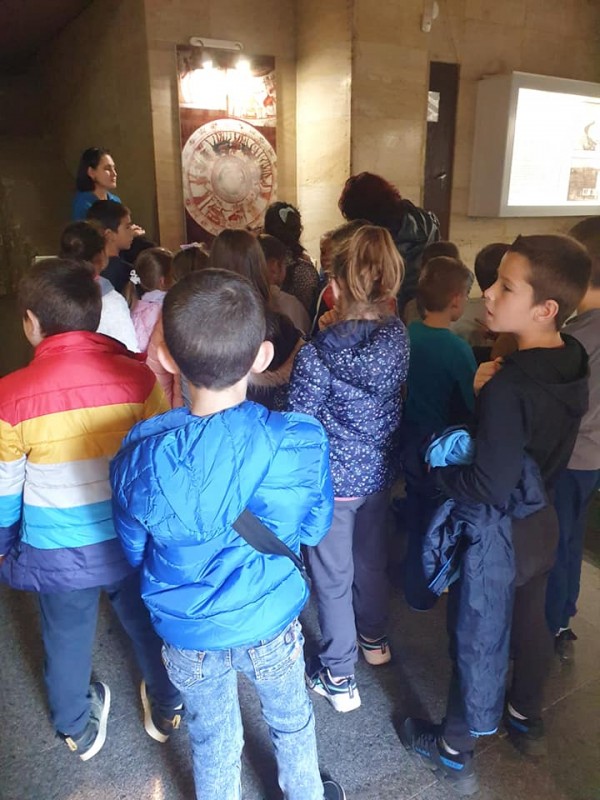 Второкласници обединиха физическо, родинознание и час на класа с посещение в Тракийската гробница