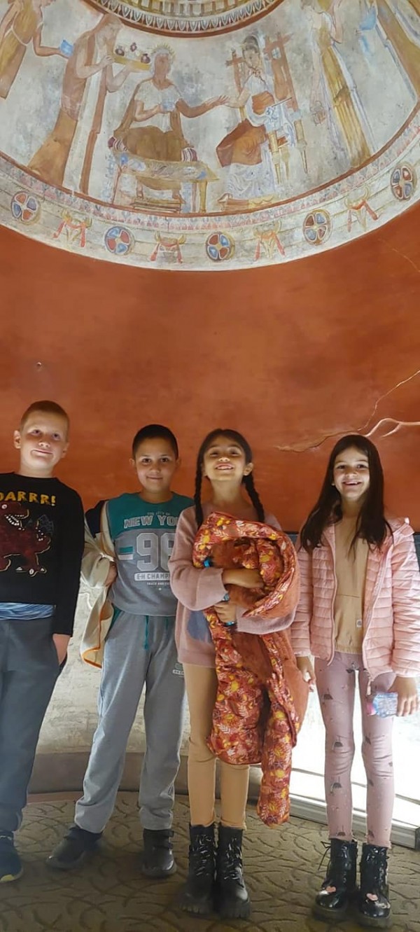 Второкласници обединиха физическо, родинознание и час на класа с посещение в Тракийската гробница