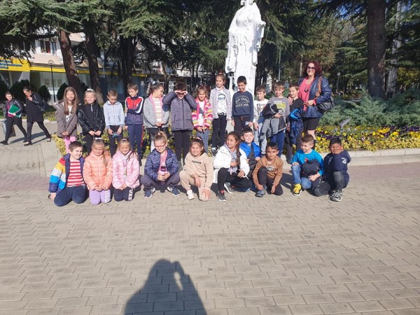 Второкласници обединиха физическо, родинознание и час на класа с посещение в Тракийската гробница