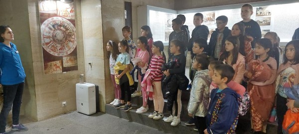 Второкласници обединиха физическо, родинознание и час на класа с посещение в Тракийската гробница