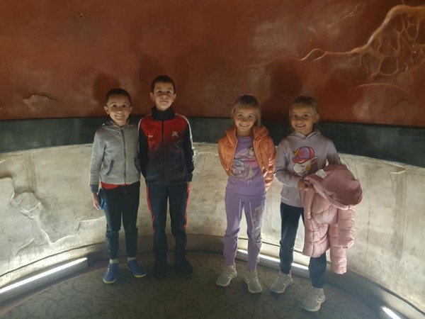 Второкласници обединиха физическо, родинознание и час на класа с посещение в Тракийската гробница