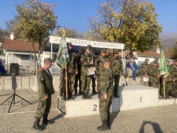 Казанлъшки военнослужещи с отличия и на футболния терен