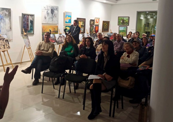 Доц. Васил Хаджиилиев посрещна казанлъчани с чаша индийски чай