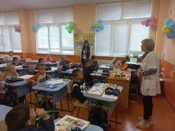 Първолаци в ОУ “Георги Кирков“ научиха за лекарската професия от д-р Рашева 