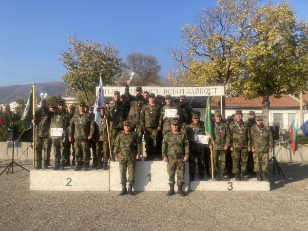 Казанлъшки военнослужещи с отличия и на футболния терен