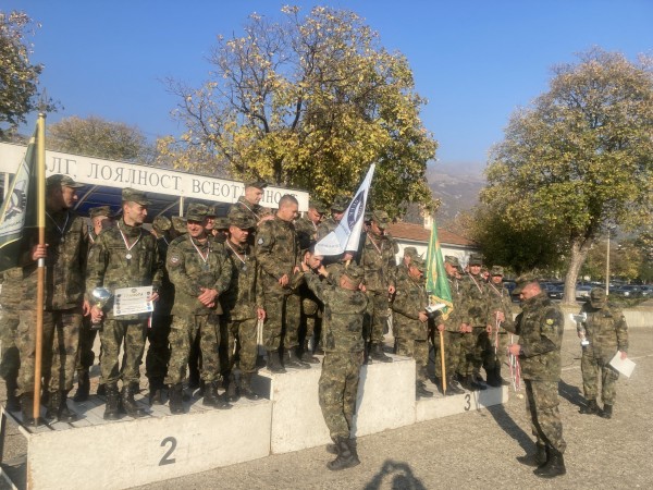 Казанлъшки военнослужещи с отличия и на футболния терен