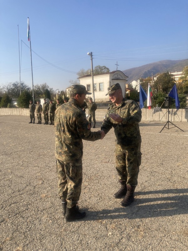 Казанлъшки военнослужещи с отличия и на футболния терен