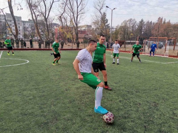 Казанлъшки военнослужещи с отличия и на футболния терен