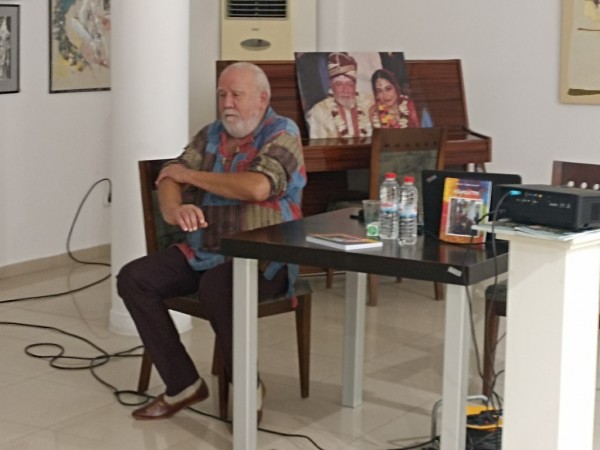 Доц. Васил Хаджиилиев посрещна казанлъчани с чаша индийски чай