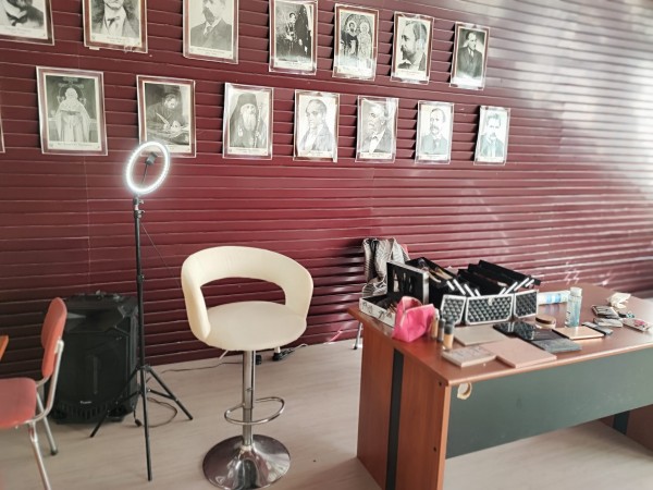 Ученици от с. Ръжена се запознаха с професията Гримьор, с помощта на Дана Стойнова