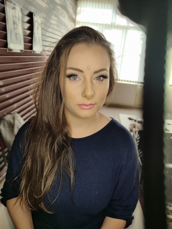 Ученици от с. Ръжена се запознаха с професията Гримьор, с помощта на Дана Стойнова