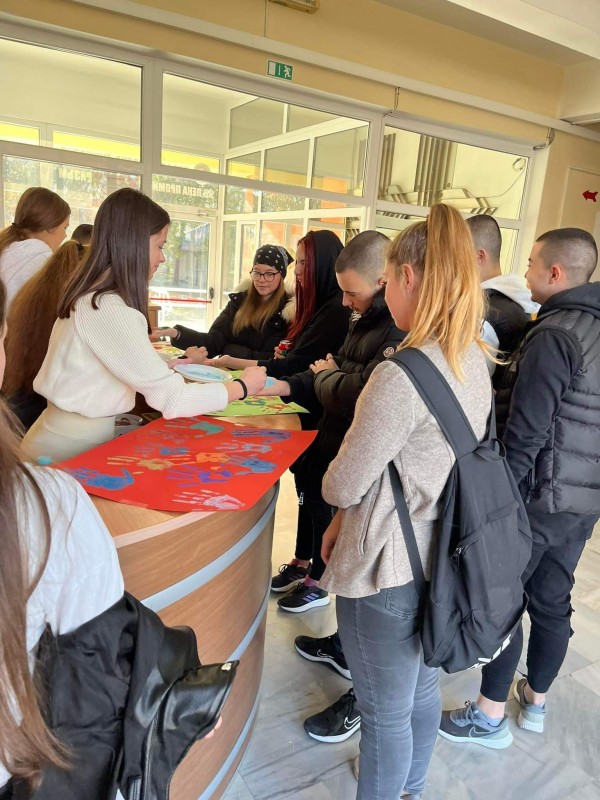 Учениците на ПГЛПТ “подадоха“ ръка в Деня на толерантността