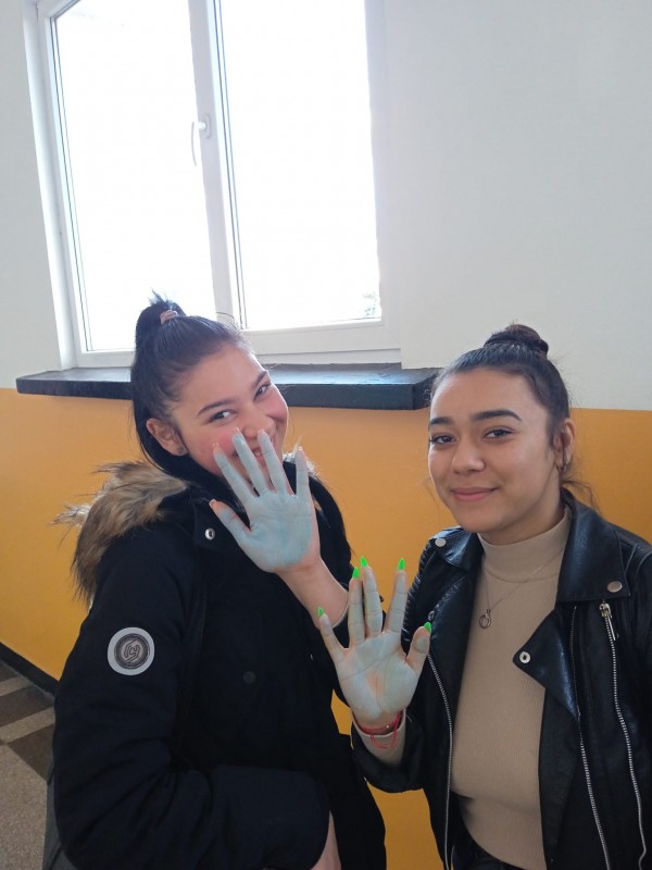 Учениците на ПГЛПТ “подадоха“ ръка в Деня на толерантността