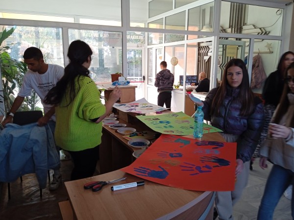 Учениците на ПГЛПТ “подадоха“ ръка в Деня на толерантността