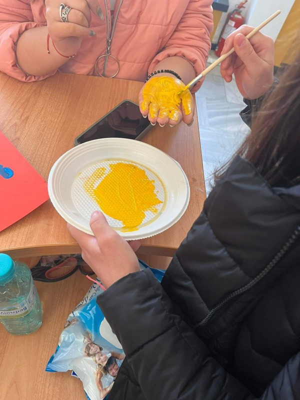 Учениците на ПГЛПТ “подадоха“ ръка в Деня на толерантността