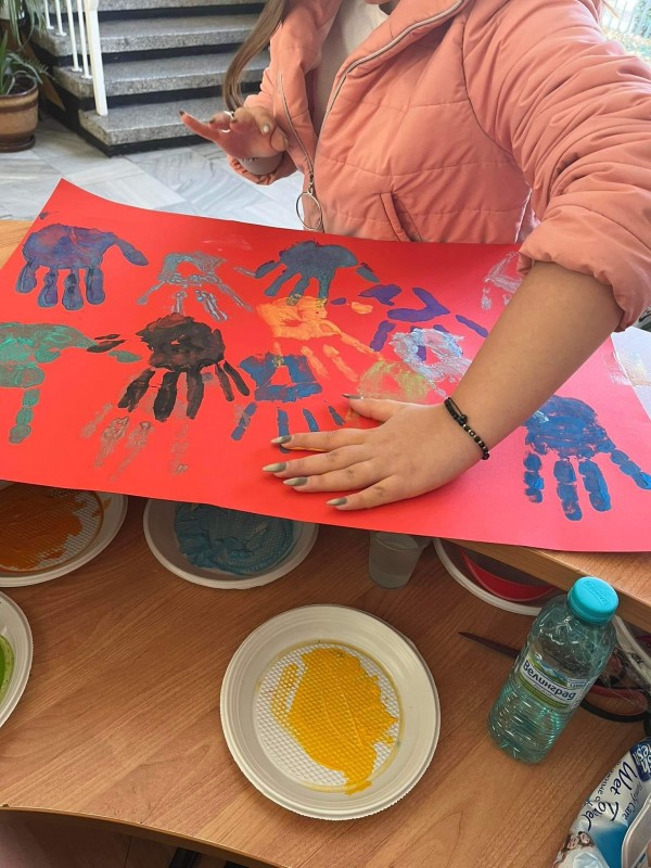 Учениците на ПГЛПТ “подадоха“ ръка в Деня на толерантността