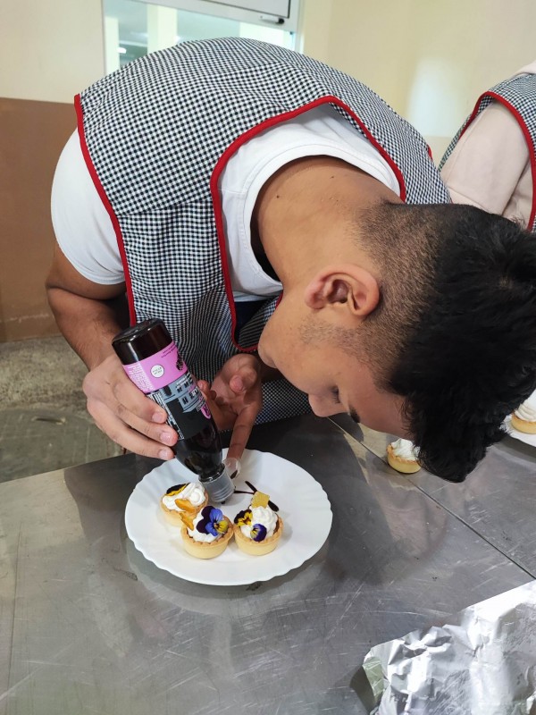 Учениците от с. Ръжена твориха кулинарни изкушения с Шеф готвач Коста Калчев 