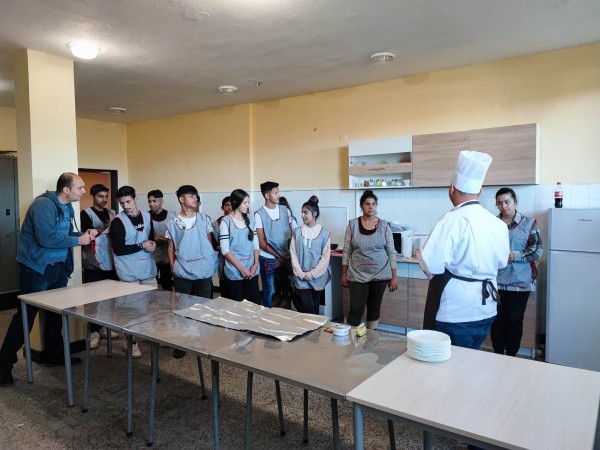 Учениците от с. Ръжена твориха кулинарни изкушения с Шеф готвач Коста Калчев 