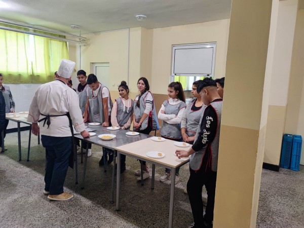 Учениците от с. Ръжена твориха кулинарни изкушения с Шеф готвач Коста Калчев 