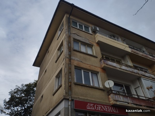 Мазилка от блок се срути на тротоара в центъра на Казанлък