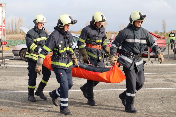 Верижна катастрофа с 4 коли, бус и цистерна - демонстрация показа как се действа при такъв тежък инцидент
