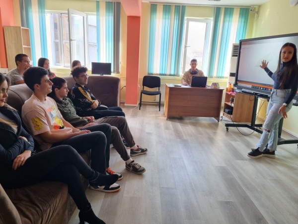 Ученици на МГ-то премериха сили в оспорвано състезание по програмиране