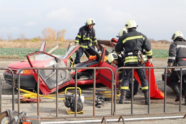 Верижна катастрофа с 4 коли, бус и цистерна - демонстрация показа как се действа при такъв тежък инцидент