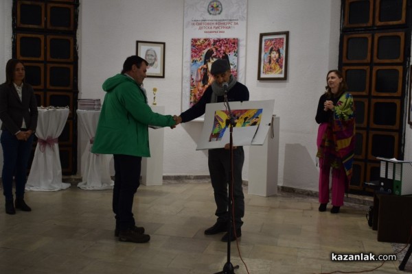 Отличиха Ангелина Стойкова със специална награда в световния конкурс „Малък Зограф“