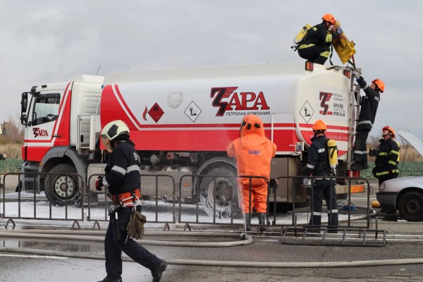 Верижна катастрофа с 4 коли, бус и цистерна - демонстрация показа как се действа при такъв тежък инцидент