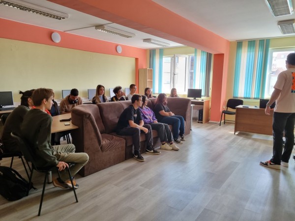 Ученици на МГ-то премериха сили в оспорвано състезание по програмиране