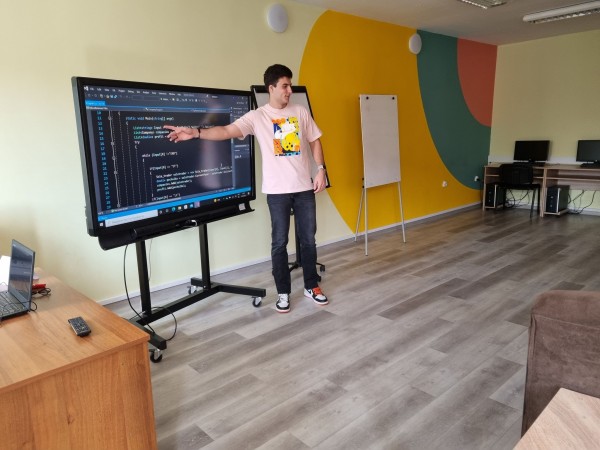 Ученици на МГ-то премериха сили в оспорвано състезание по програмиране